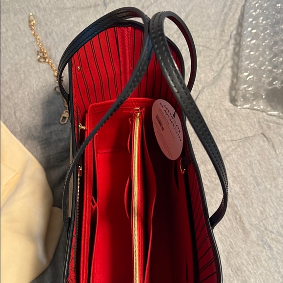 Louis Vuitton Monogram World Tour NeverFull MM - Picture 11 of 17